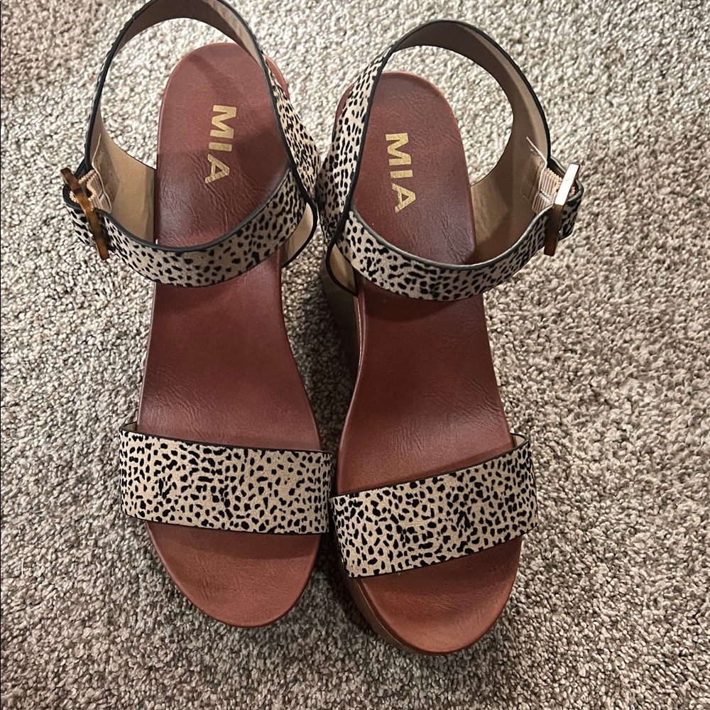 MIA Women's Tan and Black Wedge Sandals